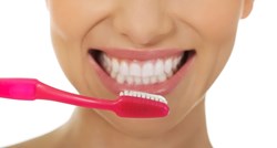 Stomatologinja upozorava da popularni trik za izbjeljivanje zubi može biti opasan