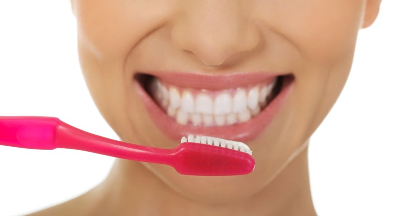 Stomatologinja upozorava da popularni trik za izbjeljivanje zubi može biti opasan