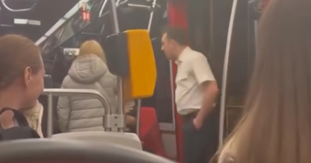 Vozač u Češkoj izbacio ukrajinsku obitelj iz tramvaja. Dobio društveno korisni rad