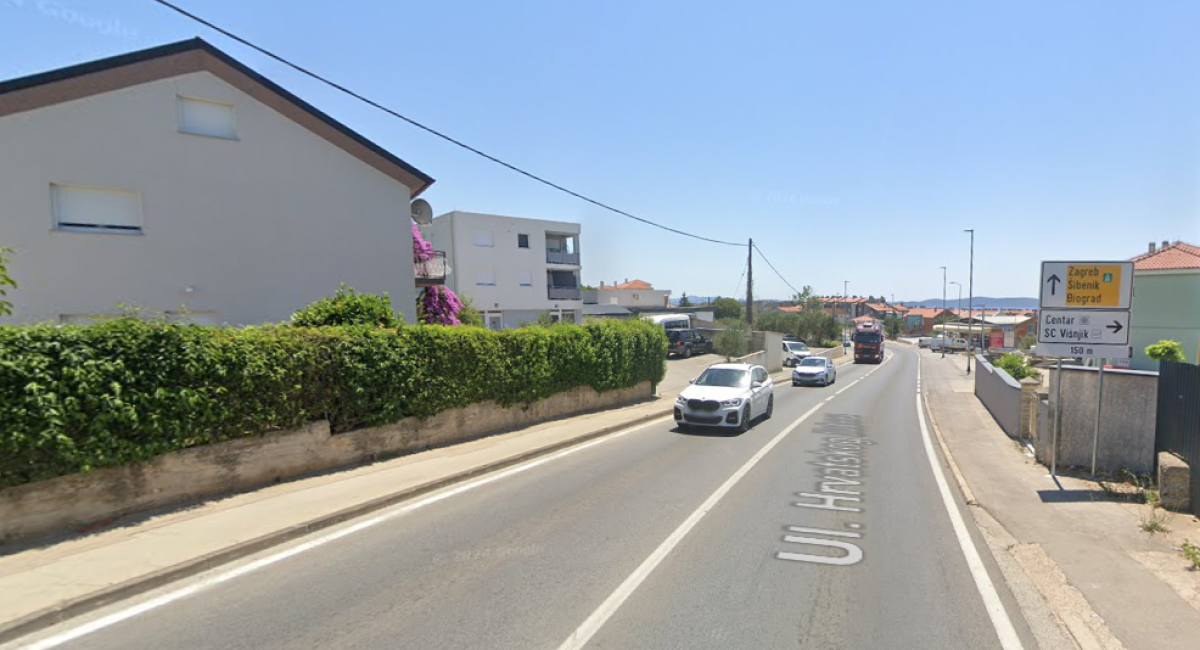 U Zadru motorom pretjecao kolonu preko pune crte. Teško je ozlijeđen