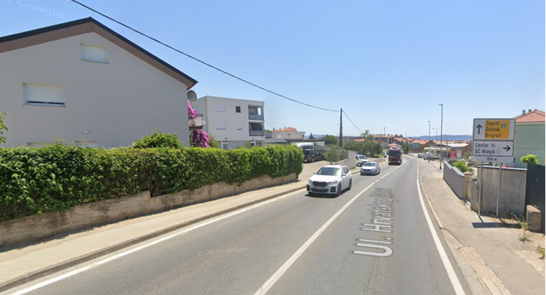 U Zadru motorom pretjecao kolonu preko pune crte. Udario u auto pa završio u bolnici