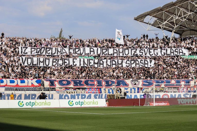 Ovo je transparent koji je Torcida izvjesila uoči derbija na Poljudu