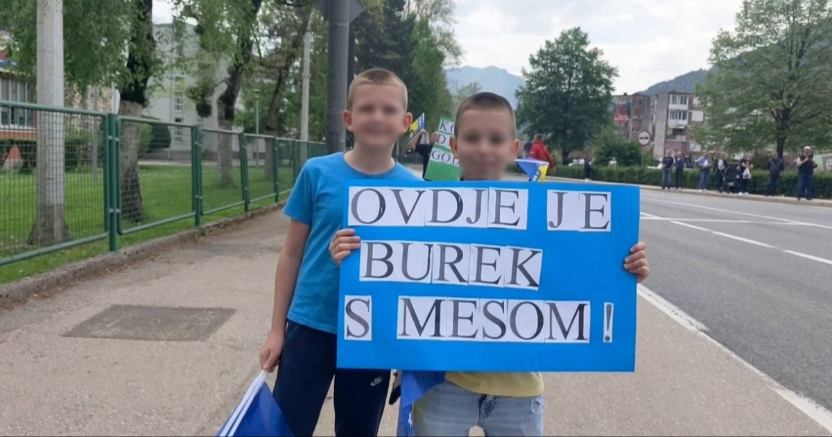 Djeca u Jablanici urnebesnim porukama dočekala bicikliste: "Ovdje je burek s mesom"