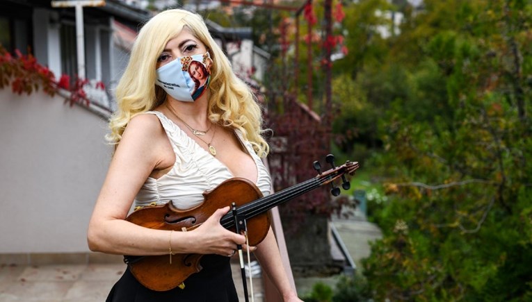 Violinistica s kršćanskom maskom: Prestanite tražiti moje slike, ja sam udana žena