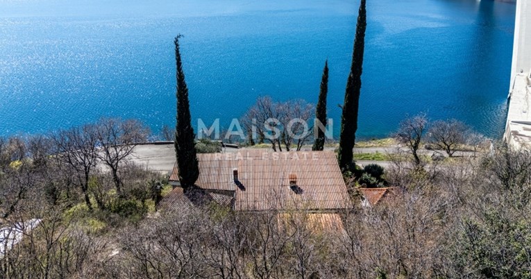 Kuća na osami prvi red do mora prodaje se za 420.000 €. Evo fotki