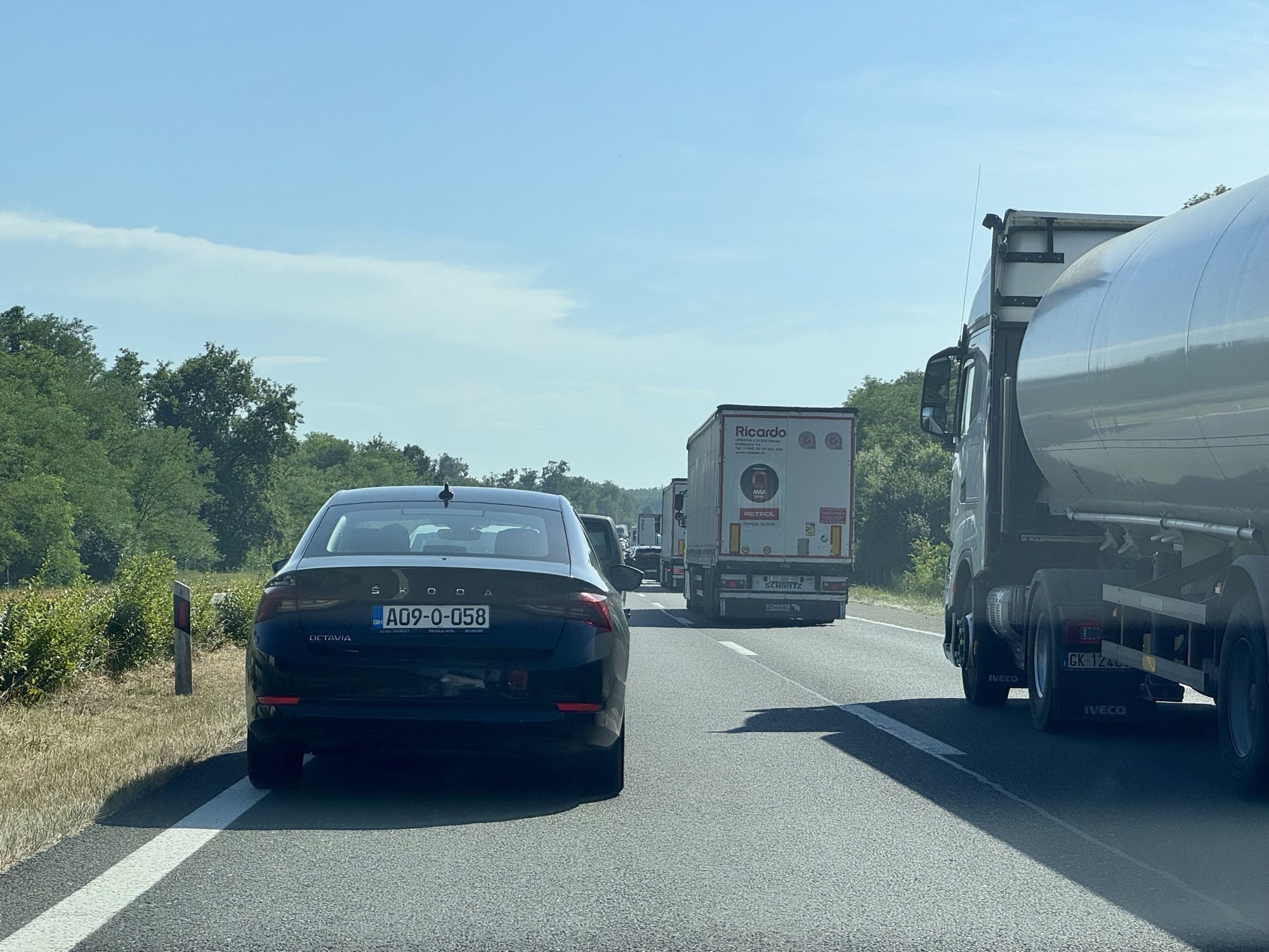 Gori auto na A1 kod Lučkog, stvorila se kolona od 6 kilometara