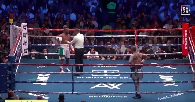 VIDEO Mayweather potjerao suca iz ringa usred borbe. Morala je doći zamjena