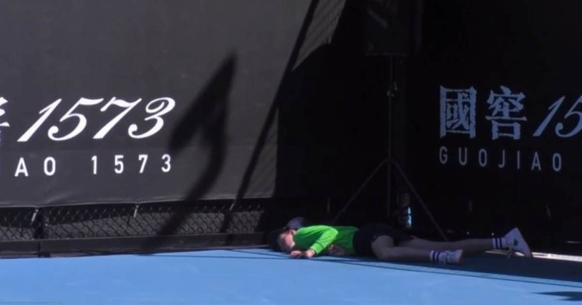 Dramatične scene na Australian Openu. Sakupljačica loptica se srušila na teren