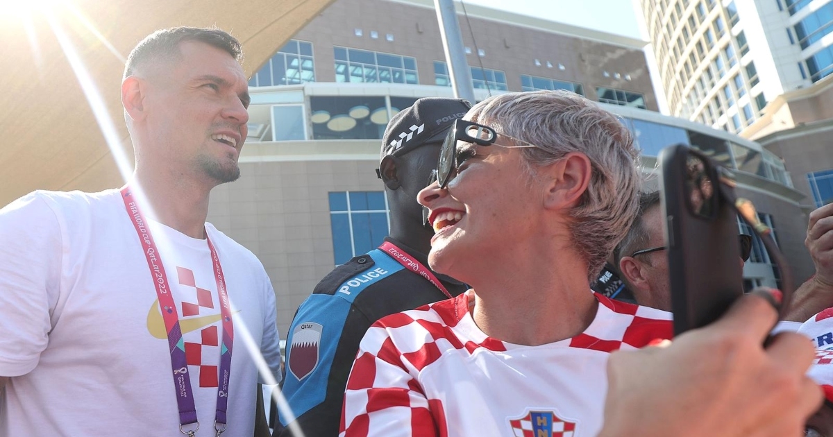 Lovren i Majer podijelili autograme navijačima, jedan je završio na posebnom mjestu
