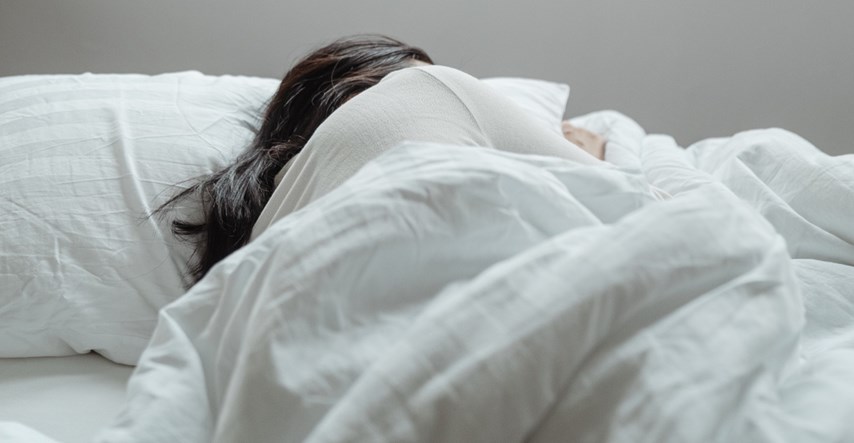 Stručnjaci za spavanje objasnili zašto se javlja osjećaj propadanja kad tonemo u san
