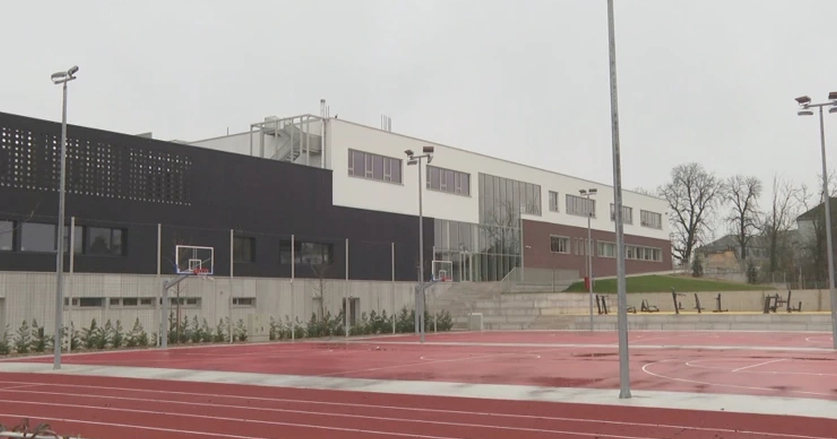 Pukla cijev u osječkoj gimnaziji. Otvorena je u rujnu