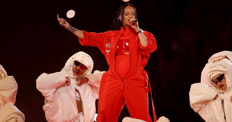 Rihanna na Super Bowlu nastupila u odjevnoj kombinaciji vrijednoj 1.2 milijuna dolara