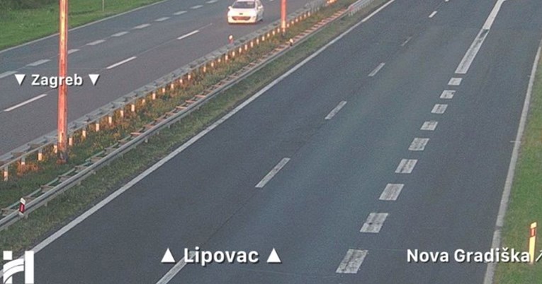 Auto sletio, udario u ogradu, prevrnuo se pa vratio na kotače na A3. Žena poginula