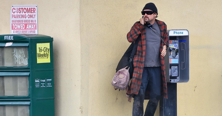 Leonardo DiCaprio snimljen na setu novog filma, izgleda neprepoznatljivo