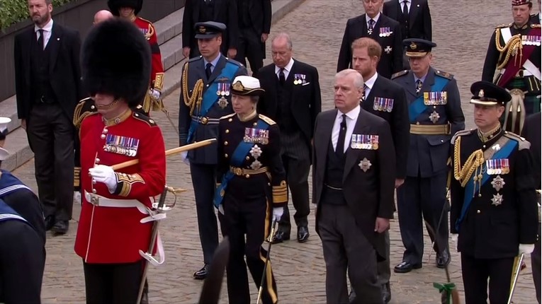 William i Harry zajedno ispratili bakin lijes u Westminstersku opatiju