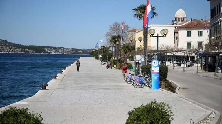 Šibenska policija za vikend zatvara šetnicu, u Splitu će nadzirati Rivu i Bačvice