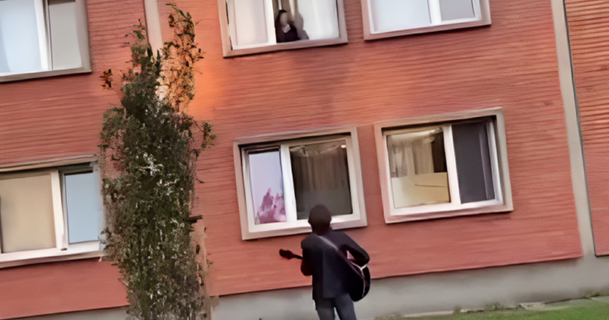 VIDEO Romantika ispred studentskog doma: Djevojci pod prozorom otpjevao Čolićev hit