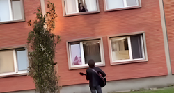VIDEO Romantika ispred studentskog doma: Djevojci pod prozorom otpjevao Čolićev hit