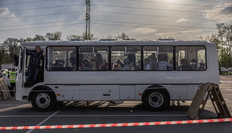 Novi konvoj autobusa s civilima napustio Mariupolj