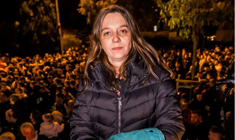 Djevojčica u plavom kaputiću zaplakala u vukovarskoj koloni u Splitu: Hvala Torcidi
