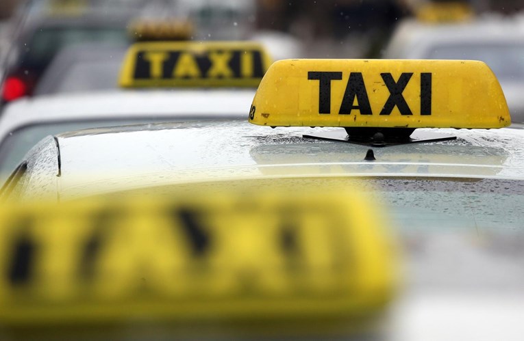Splitski taksist napao kolegu: Bacio ga na pod, gurao mu prste u oči i usta