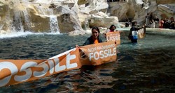 FOTO Ekološki aktivisti zacrnili vodu u poznatoj fontani u Rimu