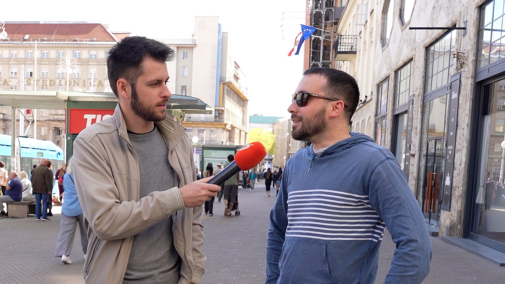 VIDEO Zašto muškarci ne pohvaljuju izgled drugih muškaraca? Pitali smo tipove