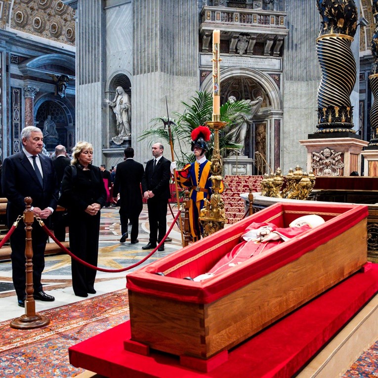 Objavljen dress-code za sprovod pape Franje, nakit strogo ograničen