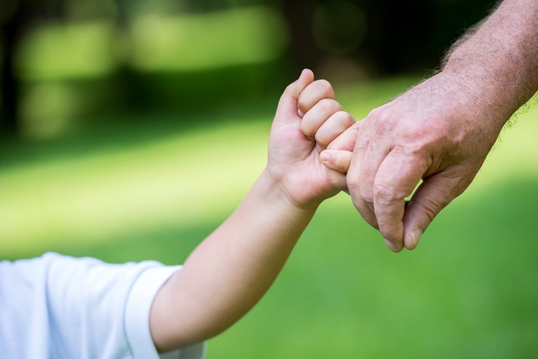 Jeste li znali da su bake i djedovi obavezni brinuti za unuke? Dio se pobunio