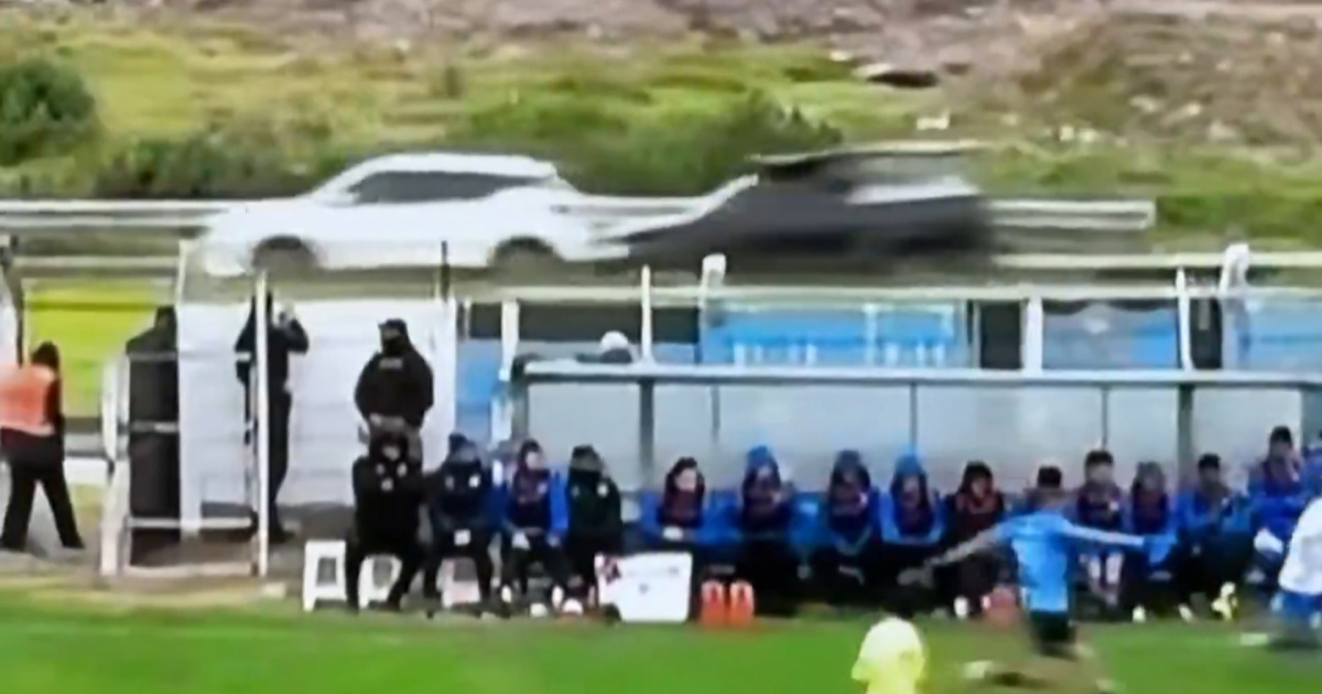 VIDEO Viralna snimka iz Urugvaja. Ispucana lopta izazvala prometnu nesreću