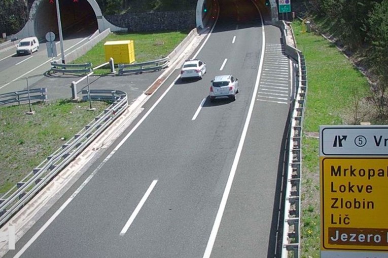Pijan se zabio u policijski auto na A6 pa pokušao pobjeći