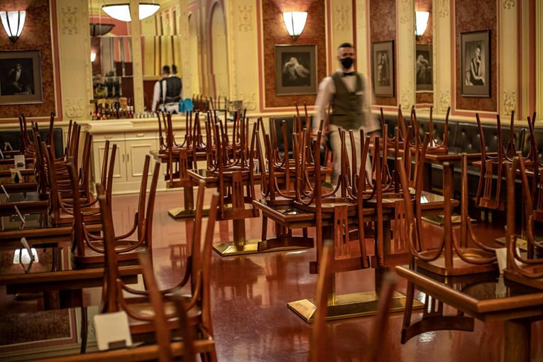 Češka vlada od sutra zatvara barove i restorane, uvodi online nastavu u većini škola