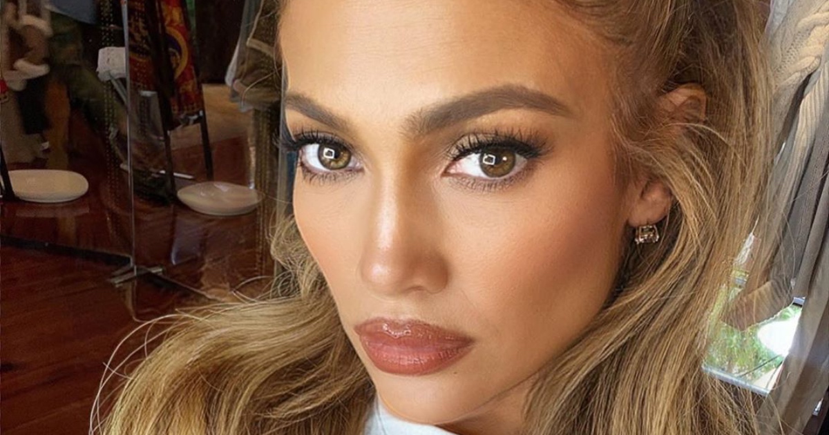 J.Lo objavila fotku u bikiniju i zadivila isklesanim tijelom nakon 50. godine