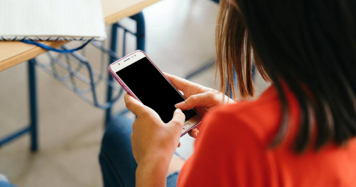 Francuska uvodi potpunu zabranu mobitela u srednjim školama