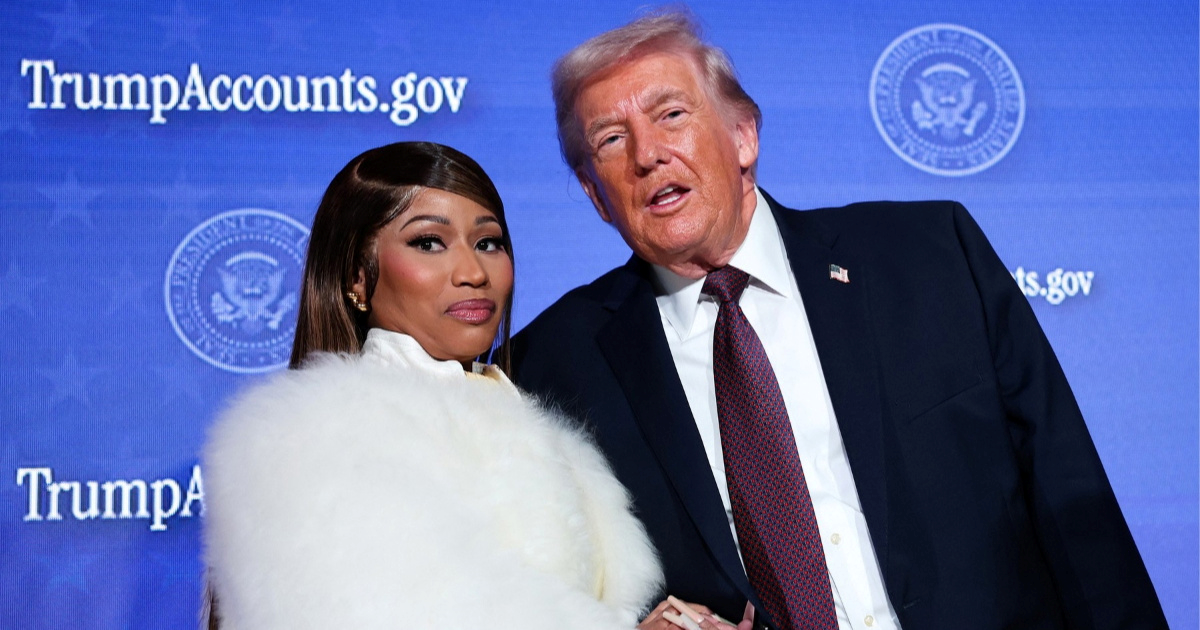 Nicki Minaj dobila Bibliju s potpisom Donalda Trumpa 😇