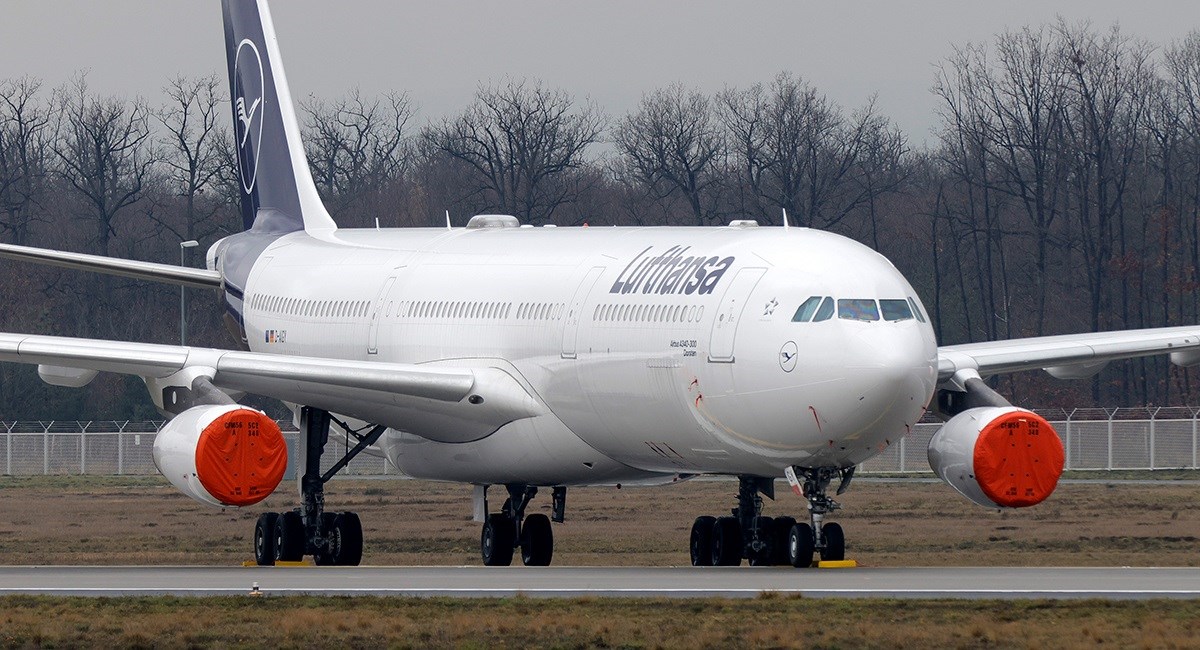 Kopilot se onesvijestio. Pilot nije bio u kokpitu. Avion letio na autopilotu