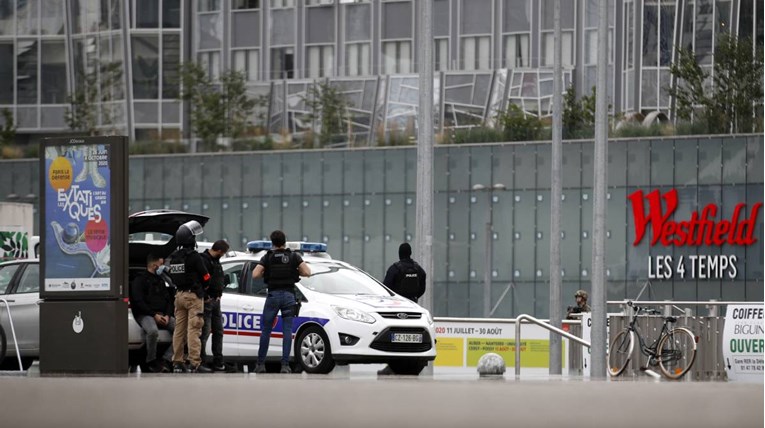 Muškarac koji je držao taoce u francuskoj banci predao se policiji