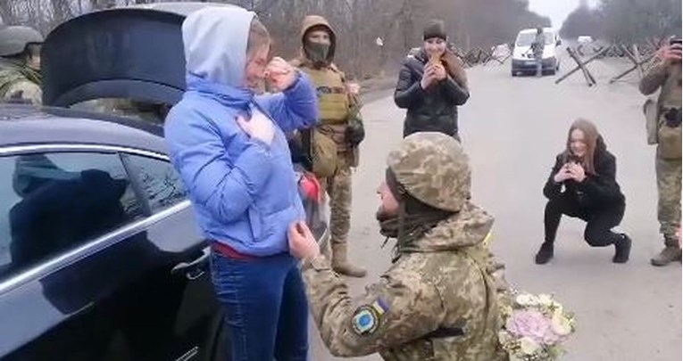 Ukrajinski vojnik na poseban način iznenadio svoju djevojku, prizor dirnuo mnoge