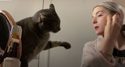 Pokušala se našminkati u blizini svog mačka, bilo je teže nego što je očekivala