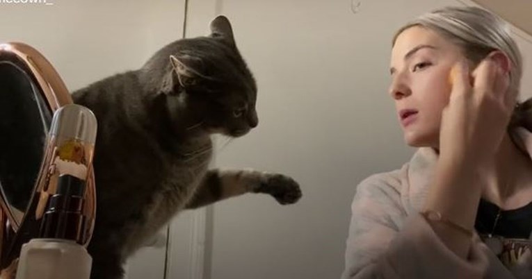 Pokušala se našminkati u blizini svog mačka, bilo je teže nego što je očekivala