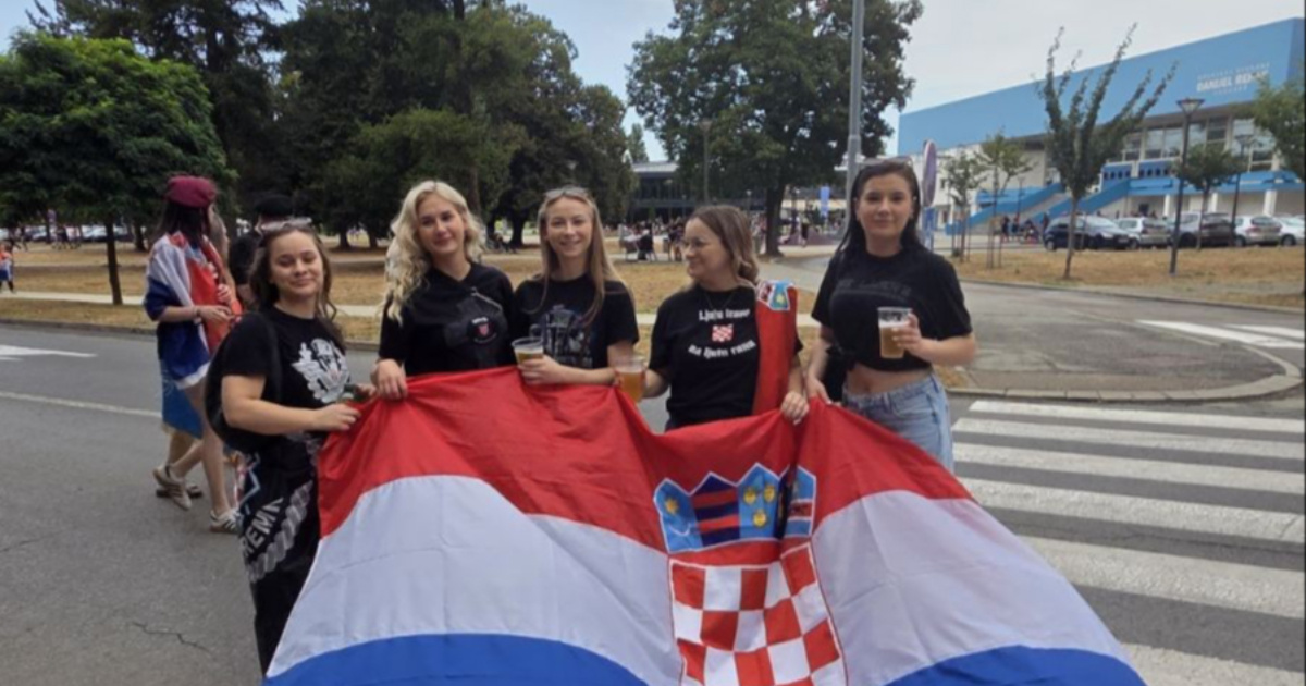 Brojni fanovi okupljaju se u Vukovaru. Pjeva se "Ravnoteža", na ulazima nema gužvi