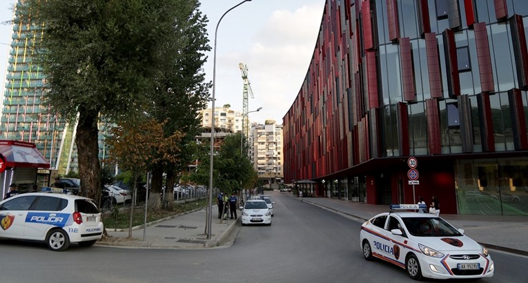 Napadači pokušali upasti u zgradu albanske TV postaje. Kalašnjikovom ubili radnika