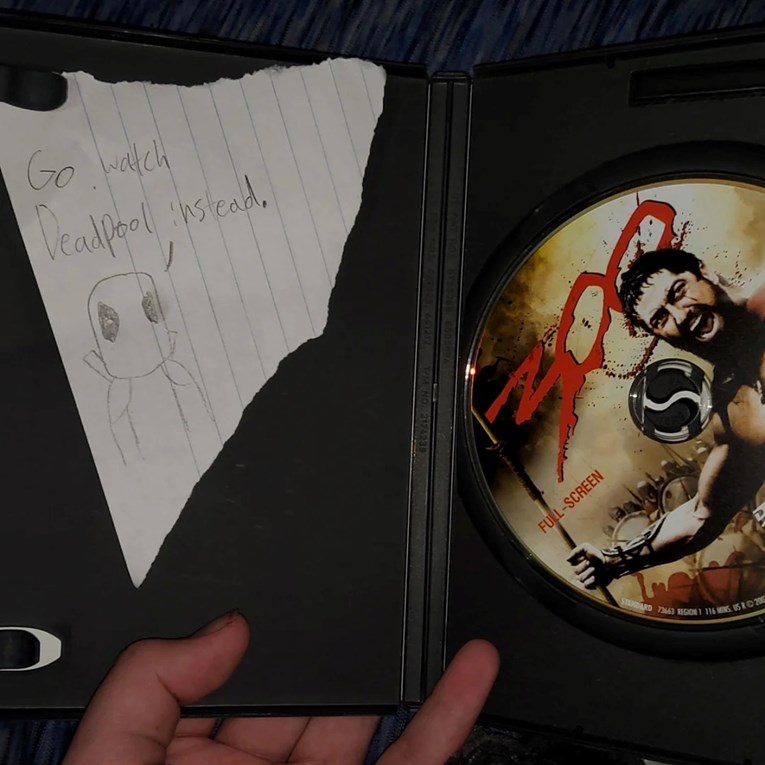 Muškarac kupio DVD pa otkrio poruku od četiri riječi skrivenu u kutiji