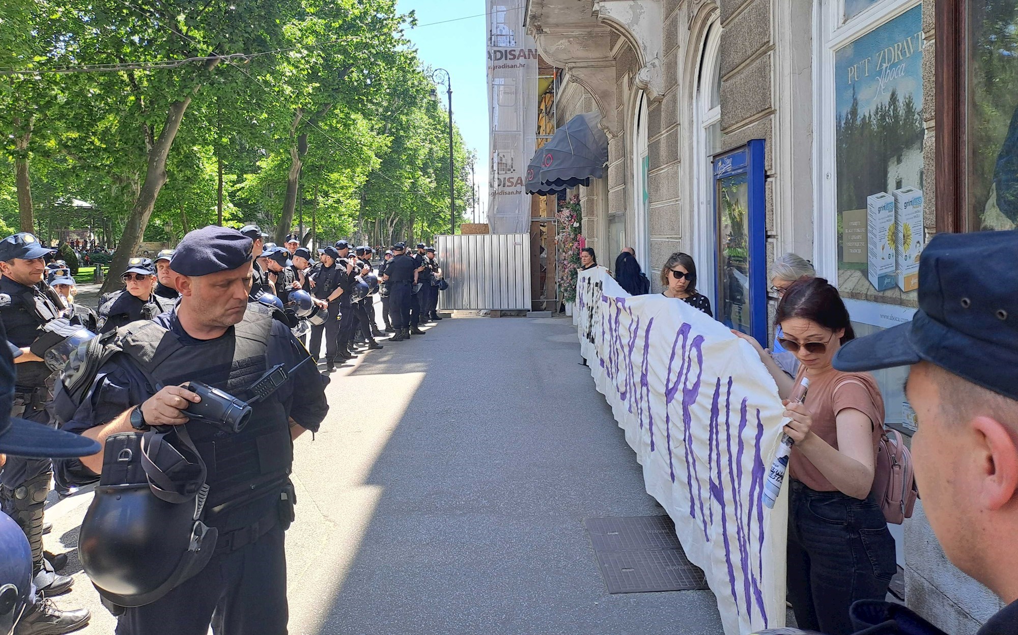 U Zagrebu održan "Hod za život", policija okruživala protivnice. Po jednu došla hitna