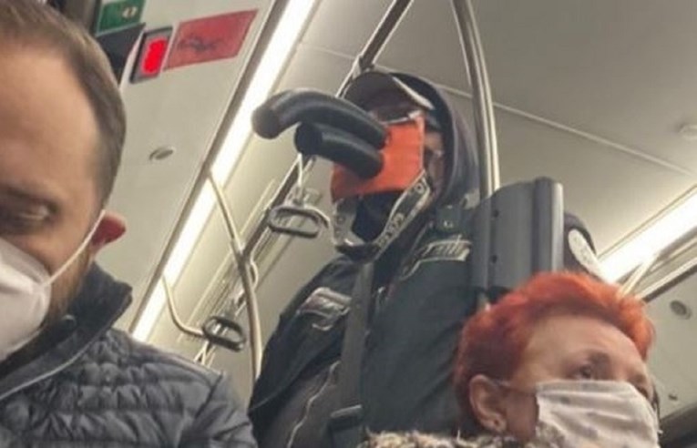 Svi su gledali u tipa s neobičnom maskom u beogradskom javnom prijevozu