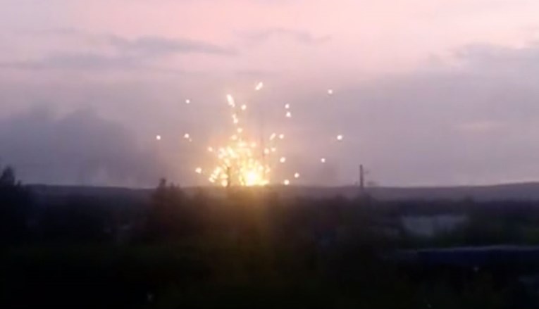Ugašen požar u skladištu streljiva u Rusiji. Jedna osoba poginula, 8 ozlijeđeno