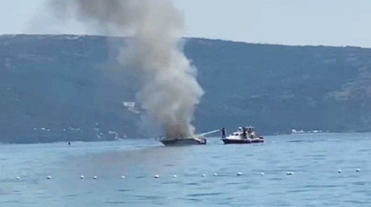 Na plaži na Krku se zapalio gliser, vatrogasci ugasili požar