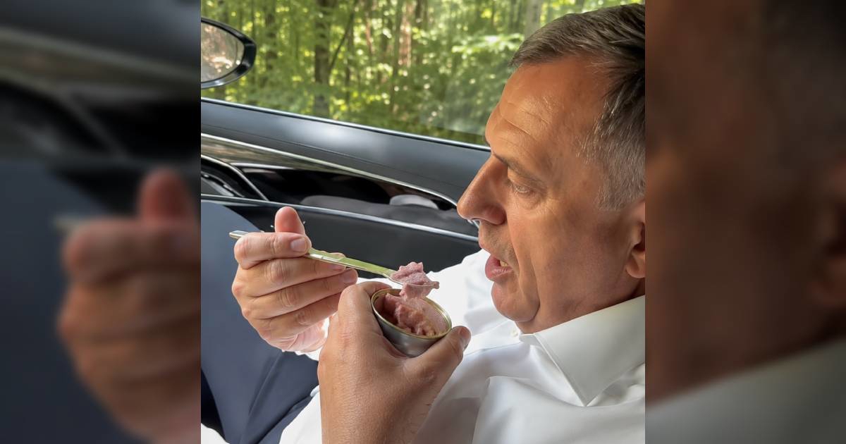 Dodik jede mesni narezak u autu, ljudi: "Kume, ne ide taj auto uz narezak"