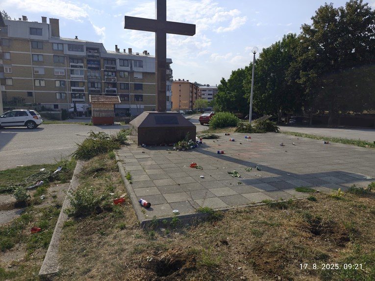 Sa spomenika hrvatskim braniteljima u Bosanskom Grahovu razbacani vijenci i svijeće