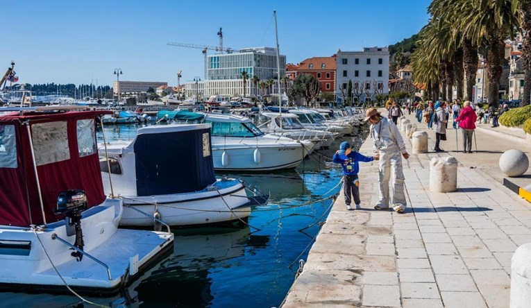 Na moru sunčano, na istoku poneki pljusak
